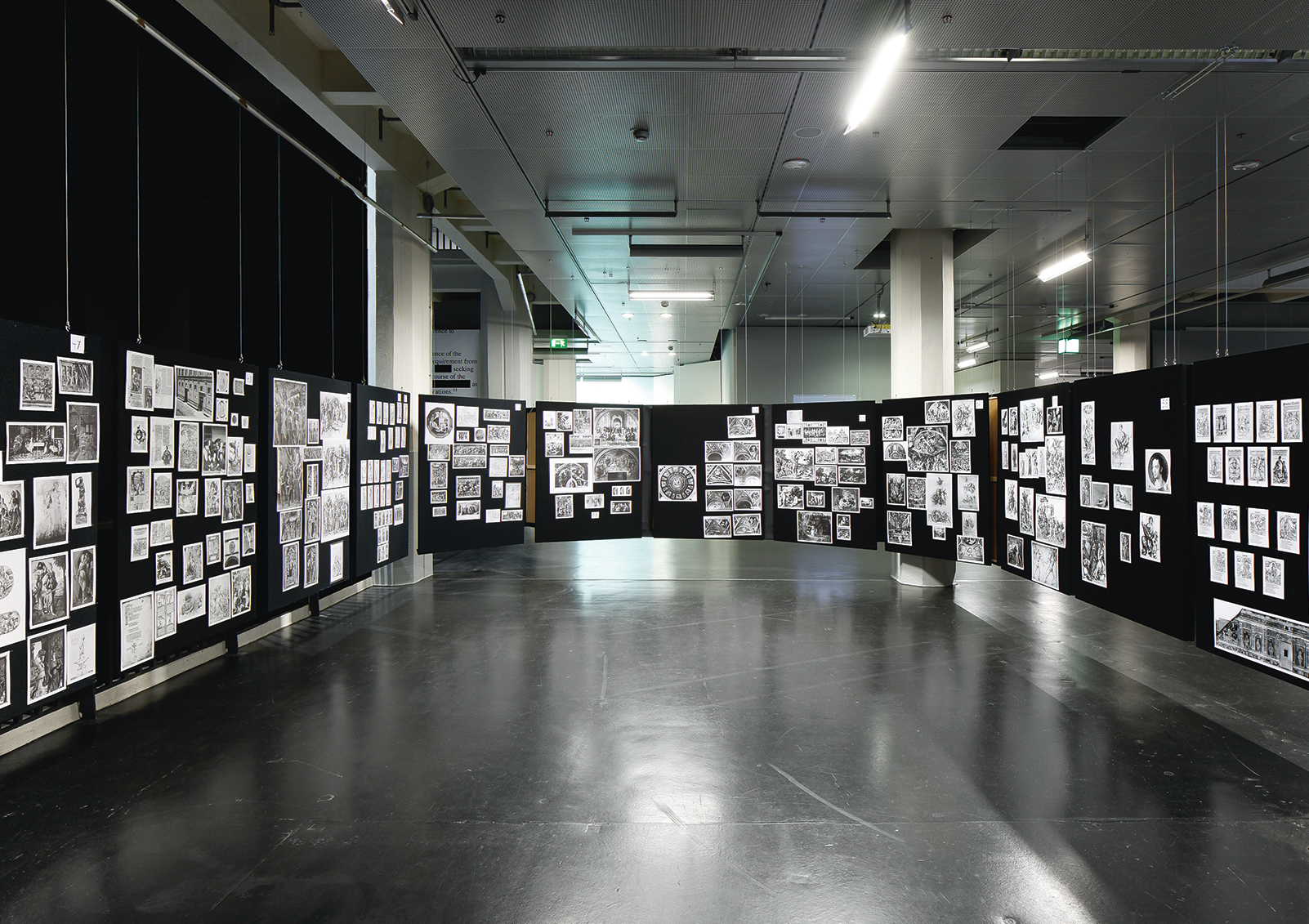 Blick in die Ausstellung »Aby Warburg. Mnemosyne Bilderatlas«.