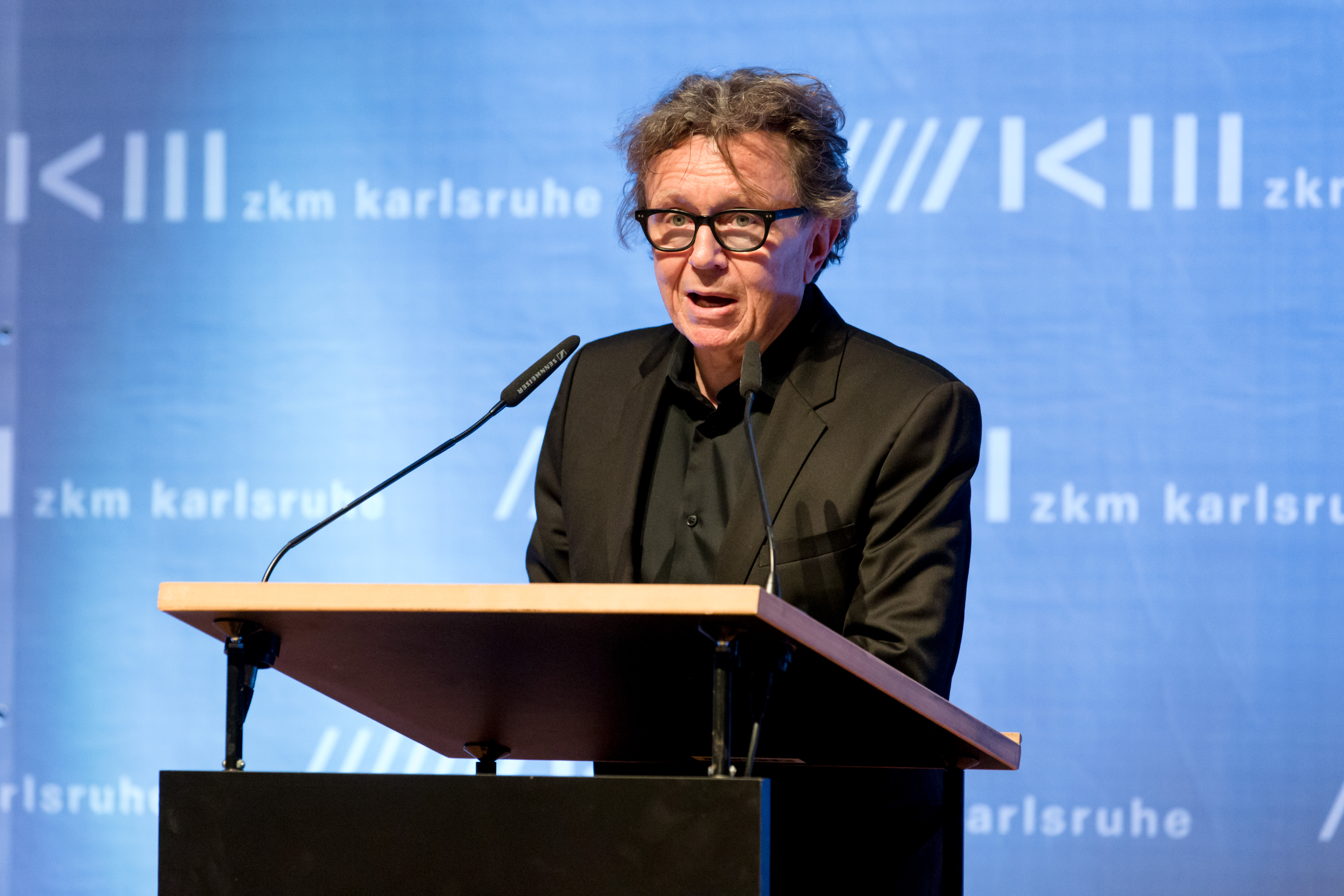 Kurator Dennis Del Favero spricht bei der Eröffnung