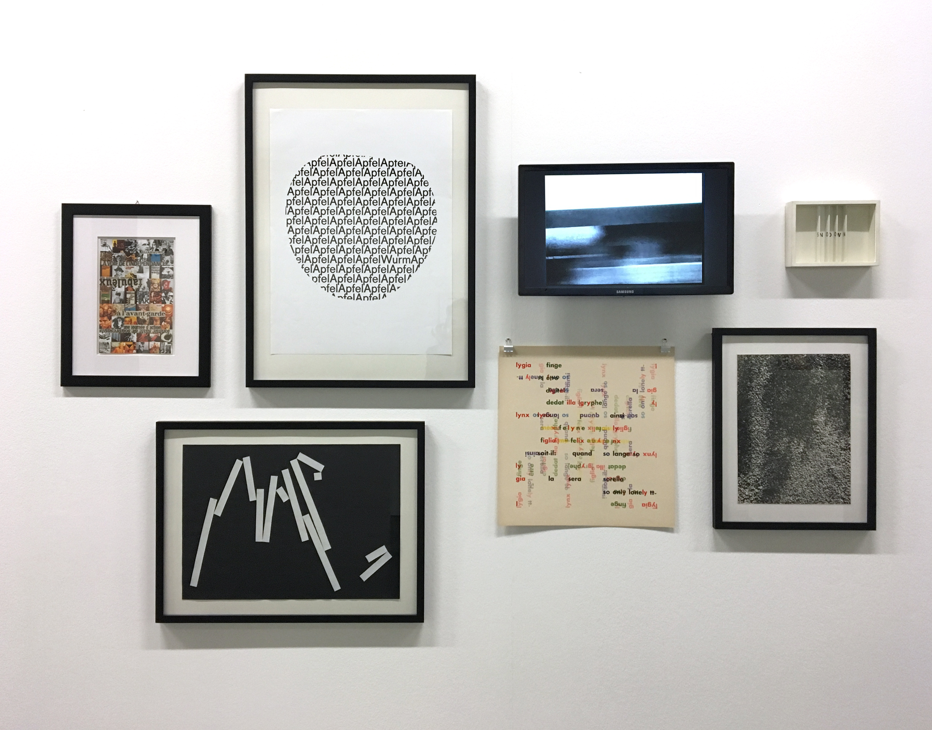 Wand mit Bildern der Künstler der Ausstellungsserie »Poetische Expansionen«
