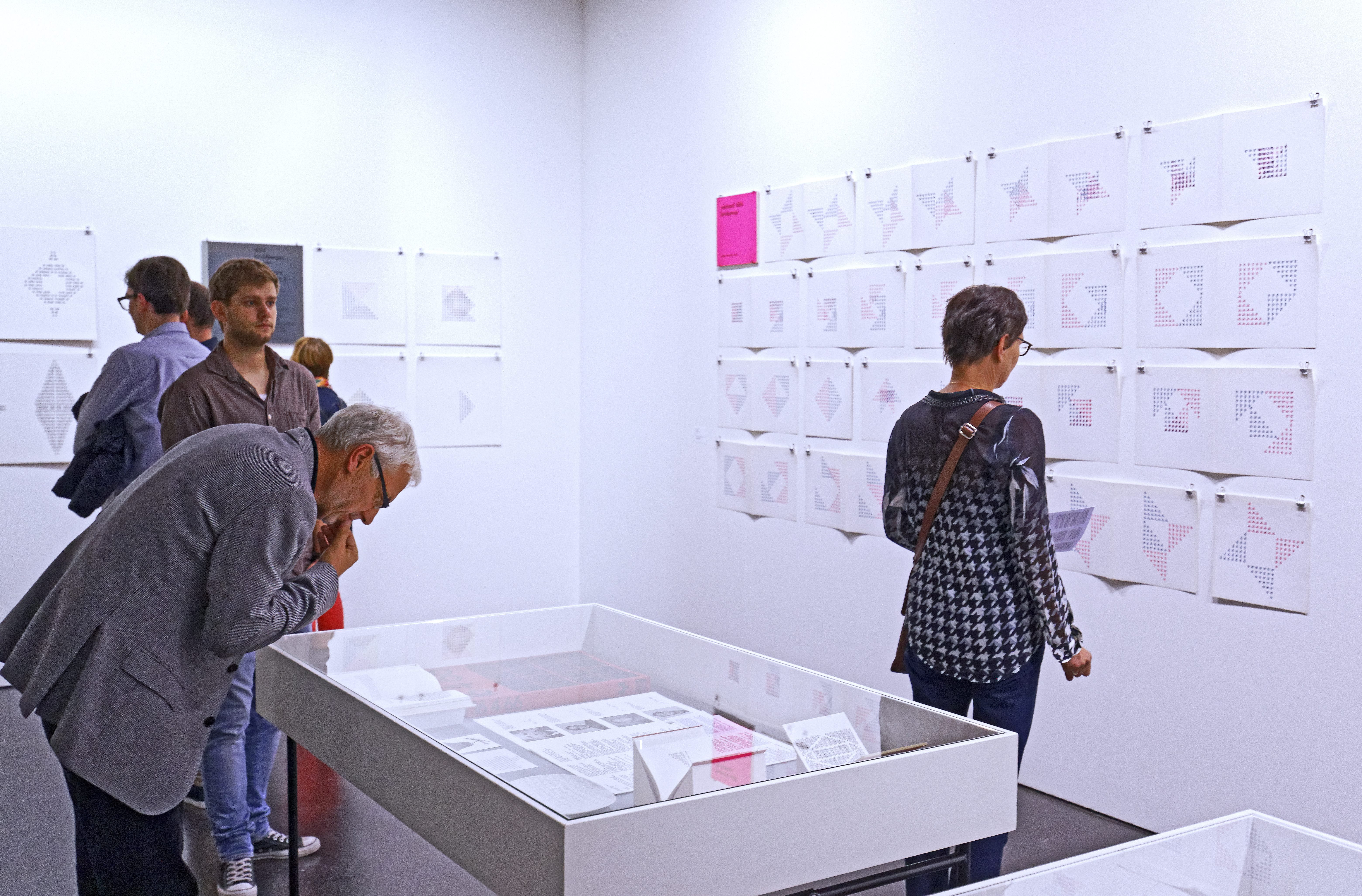 Besucher in der Ausstellung »Reinhard Döhl: Alles ist möglich. Alles ist erlaubt.«
