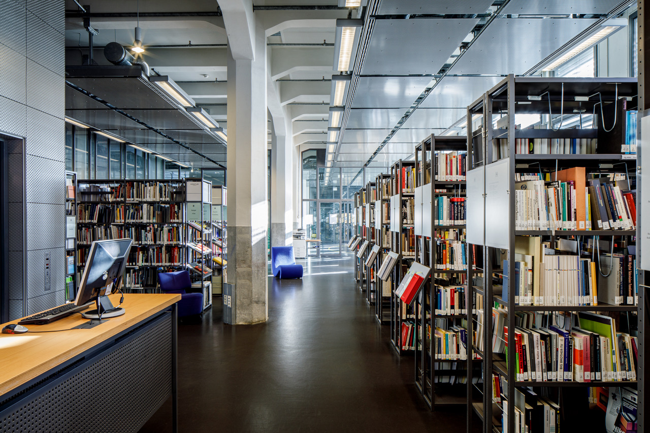 Zu sehen sind viele Regale, gefüllt mit Büchern.