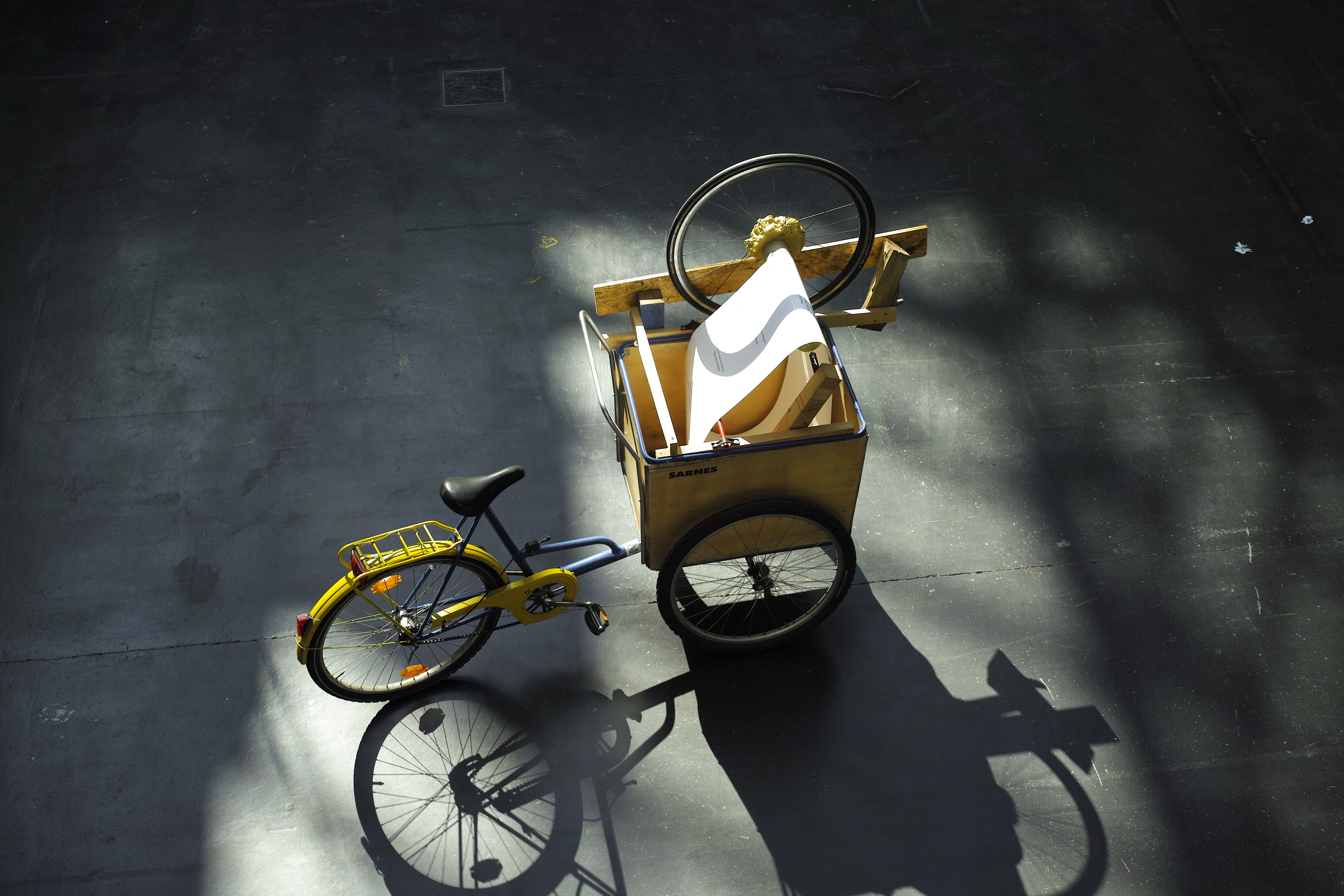 The reading bike is built upon a self-made cargo bike. Some wood scraps are added, some screws, a wheel from a broken bicycle, general leftovers from the process of living, objects that were once part of something bigger.