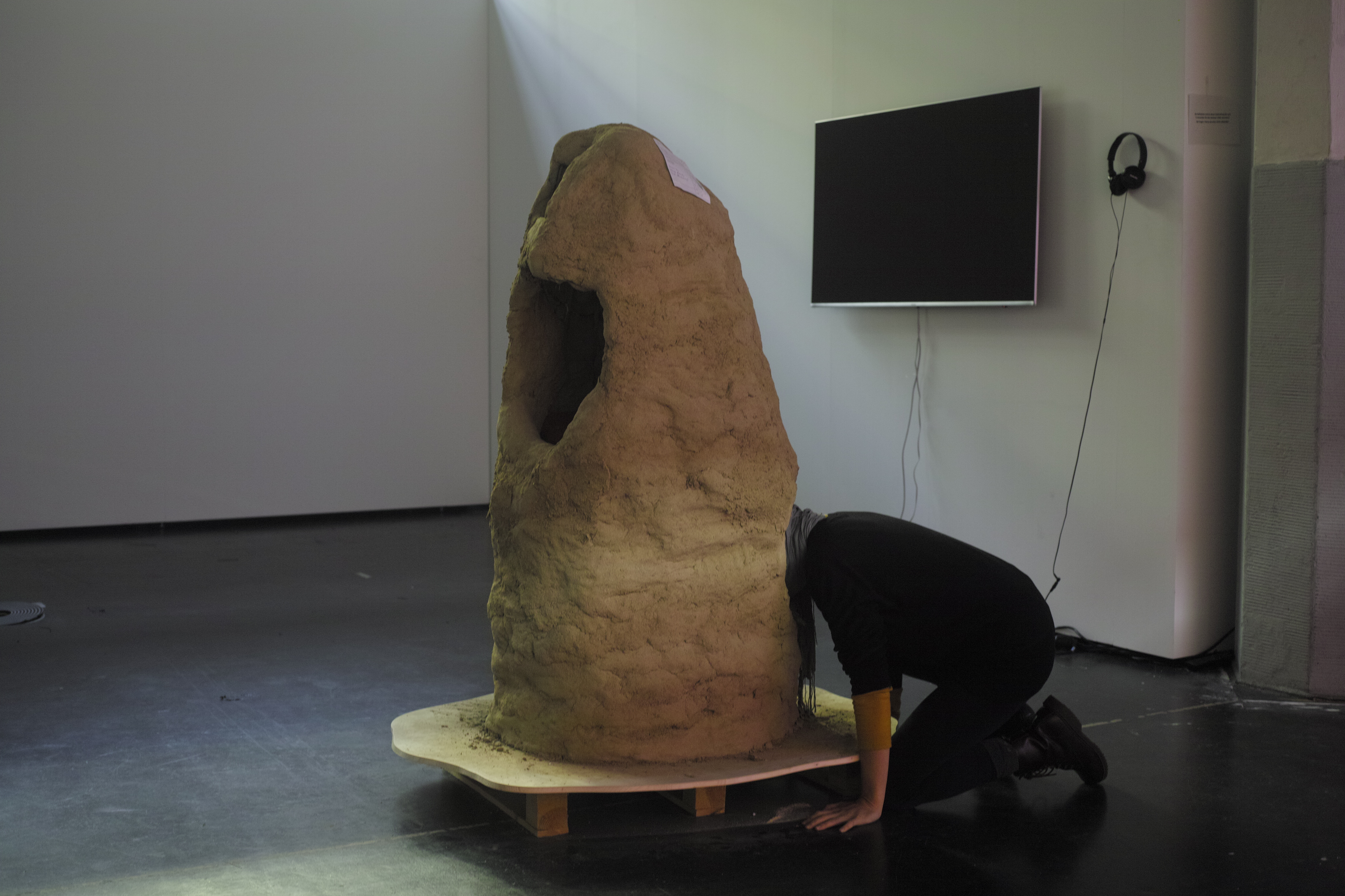This sculpture is made of loam (and built by Lukas Marstaller and Oliver Boulam) looks a bit similar to a termite hill. It has two openings, just large enough to put your head inside.