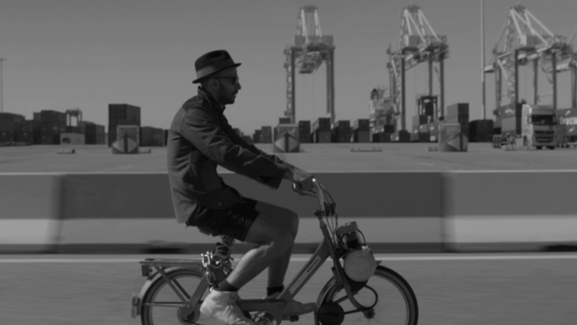 Mann auf einem Fahrrad 