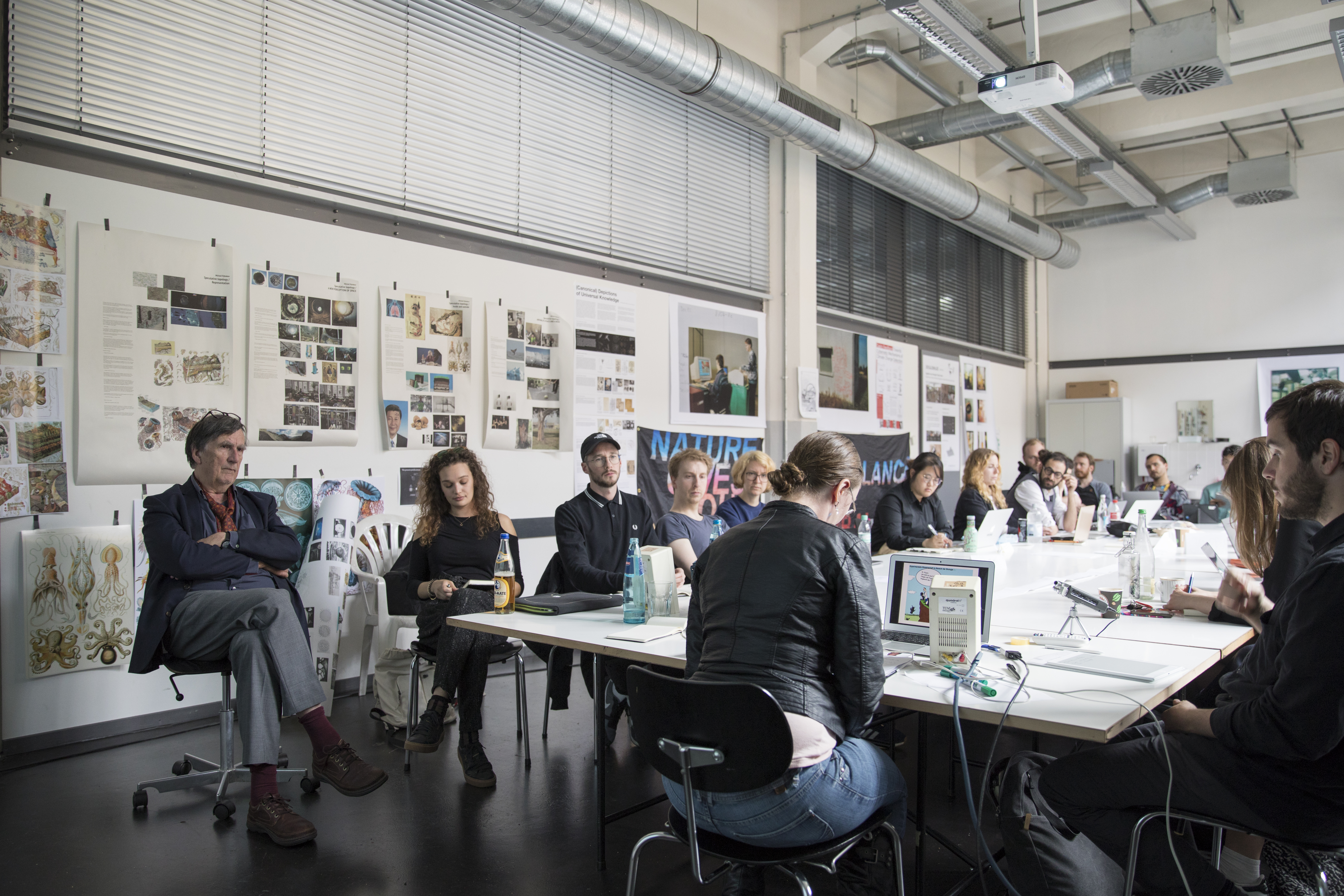 Critical Zones Forschungsseminar an der Staatlichen Hochschule für Gestaltung Karlsruhe (HfG) während der Sitzung im Mai 2018