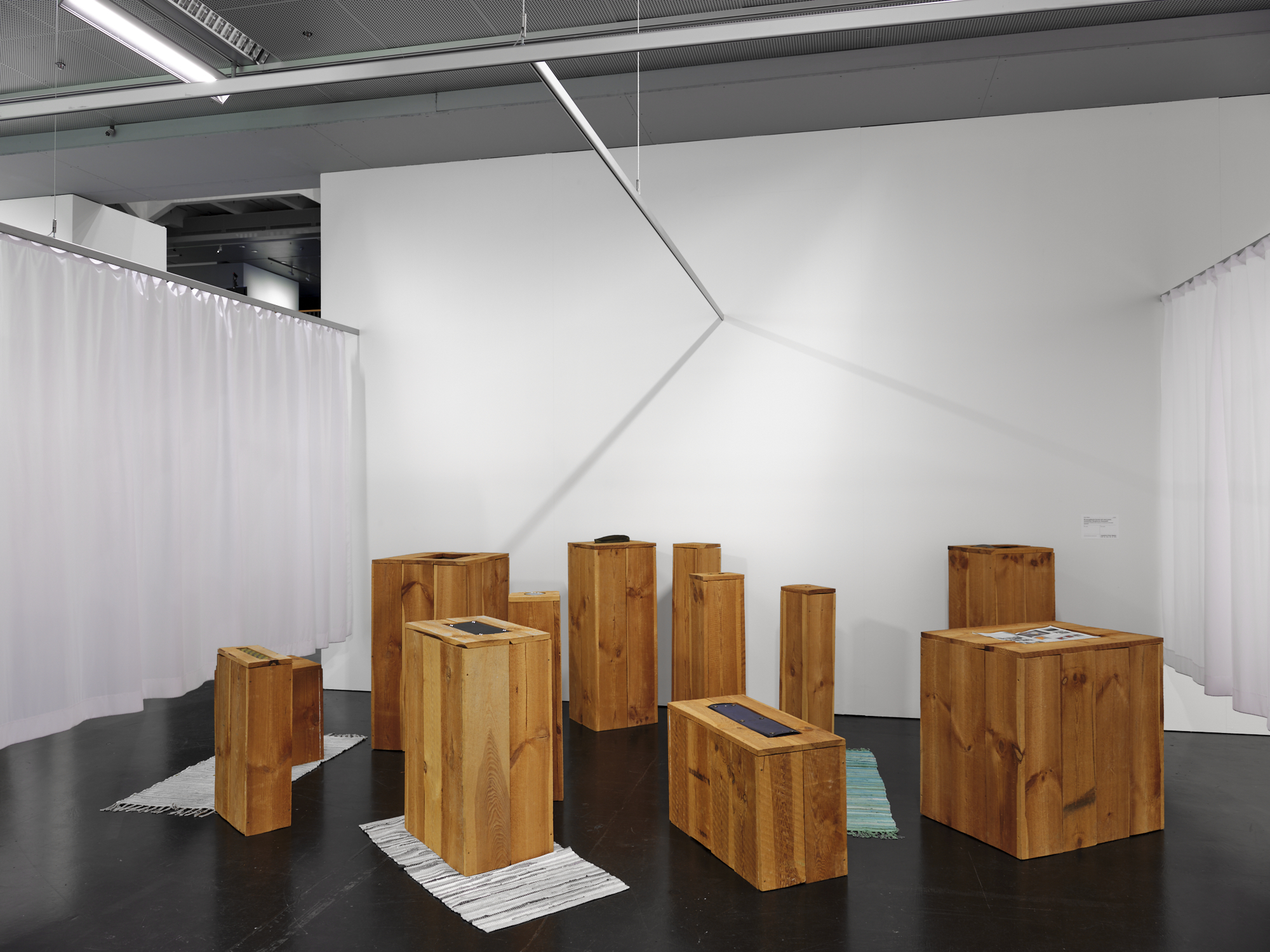 Das Foto zeigt einen Ausschnitt der Ausstellung »respektive Peter Weibel«, welche das Lebenswerk des Künstlers und treibende Kraft des Wiener Aktionismus, Peter Weibel, zeigt.