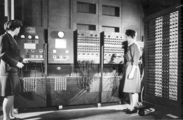 Das Hauptsteuerpult des »ENIAC« in der Moore School.