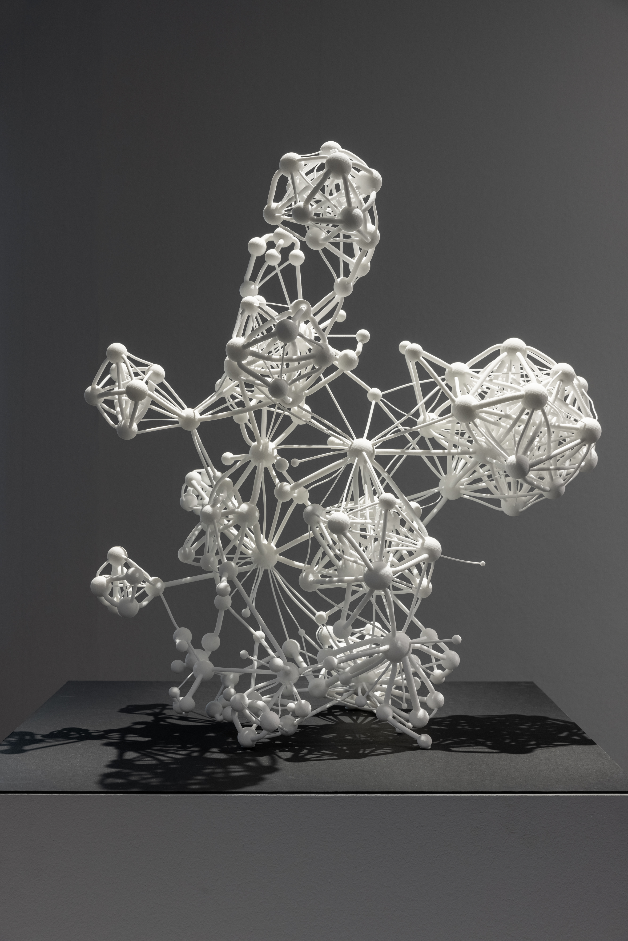 Dreidimensionale Skulptur des Netzwerks »Flavor Network« in weiß