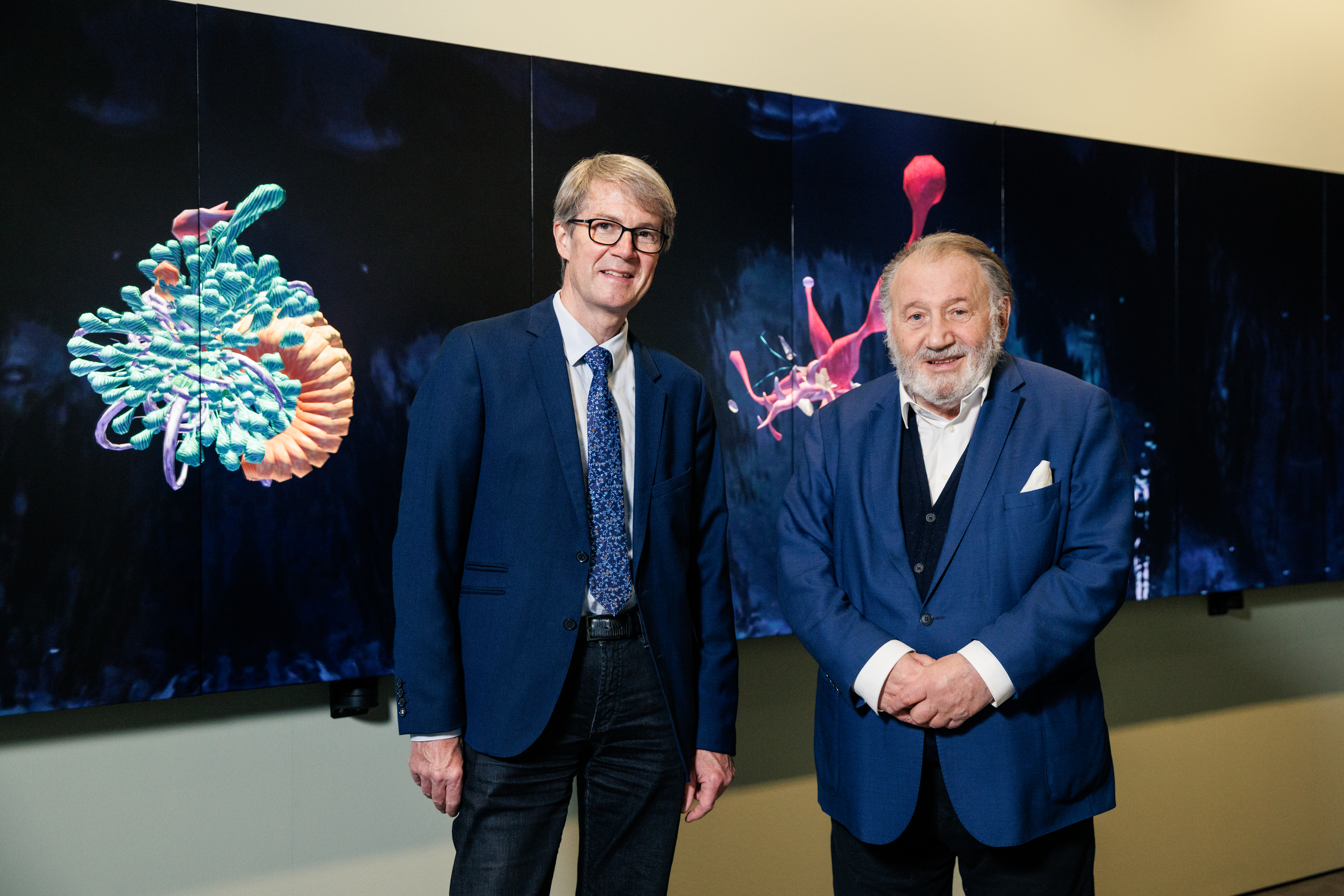 The curators Prof. Dr. Norbert Lenz and Prof. Peter Weibel (from left) in the exhibition »The Beauty of Early Life«. The interactive computer-based installation by Bernd Lintermann and Derek Hauffen can be seen in the background.