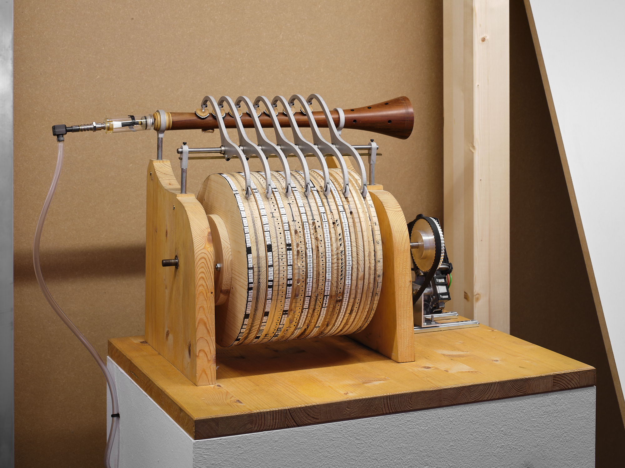 »Automatische hydraulische Orgel der Banū Mūsā ibn Shākir« von Liang Zhipeng. Zu sehen ist ein Instrument. Mittels einer Stiftwalze sollten beliebige Melodien abspielbar sein.