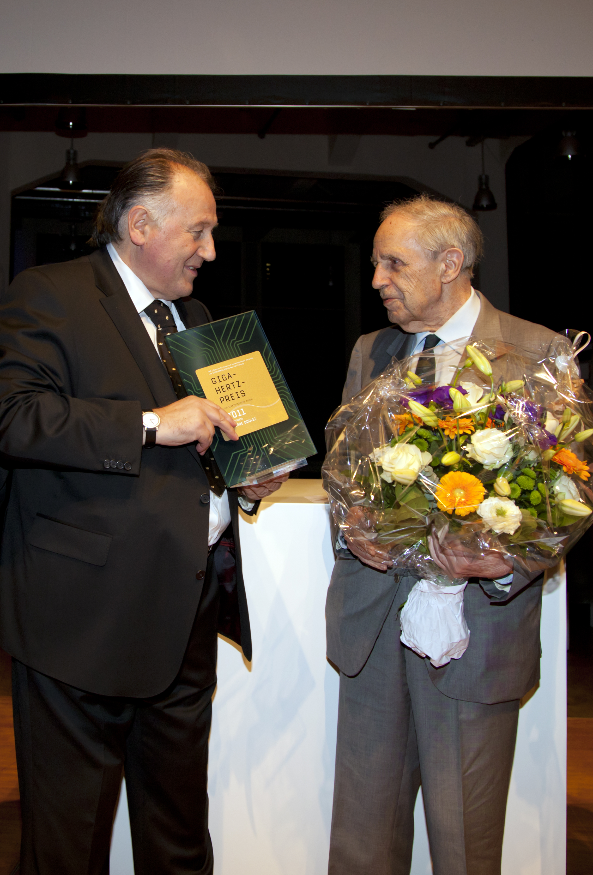 Peter Weibel (links) Pierre Boulez (rechts)