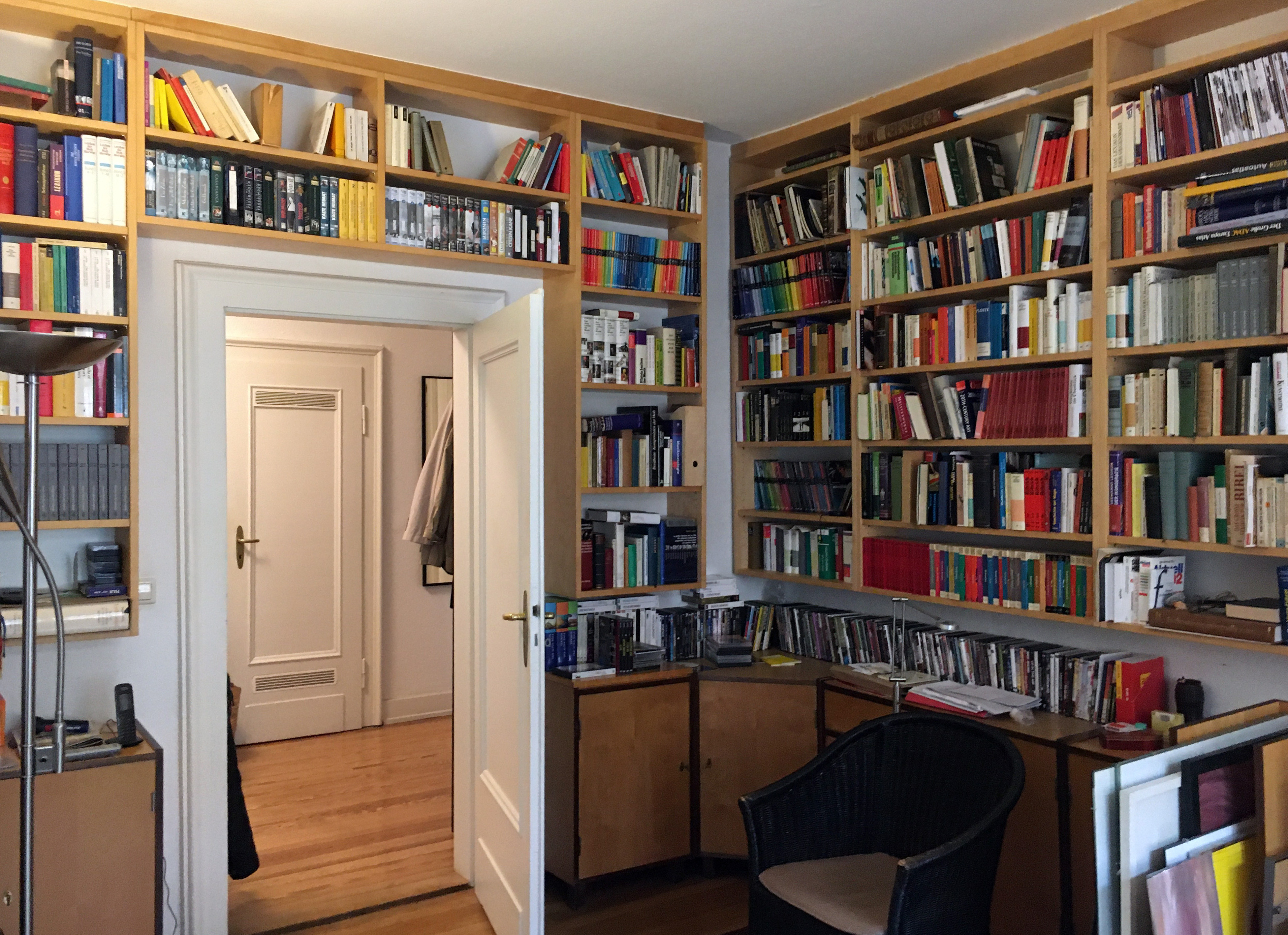 Blick auf eine Tür umgeben von Bücherregalen