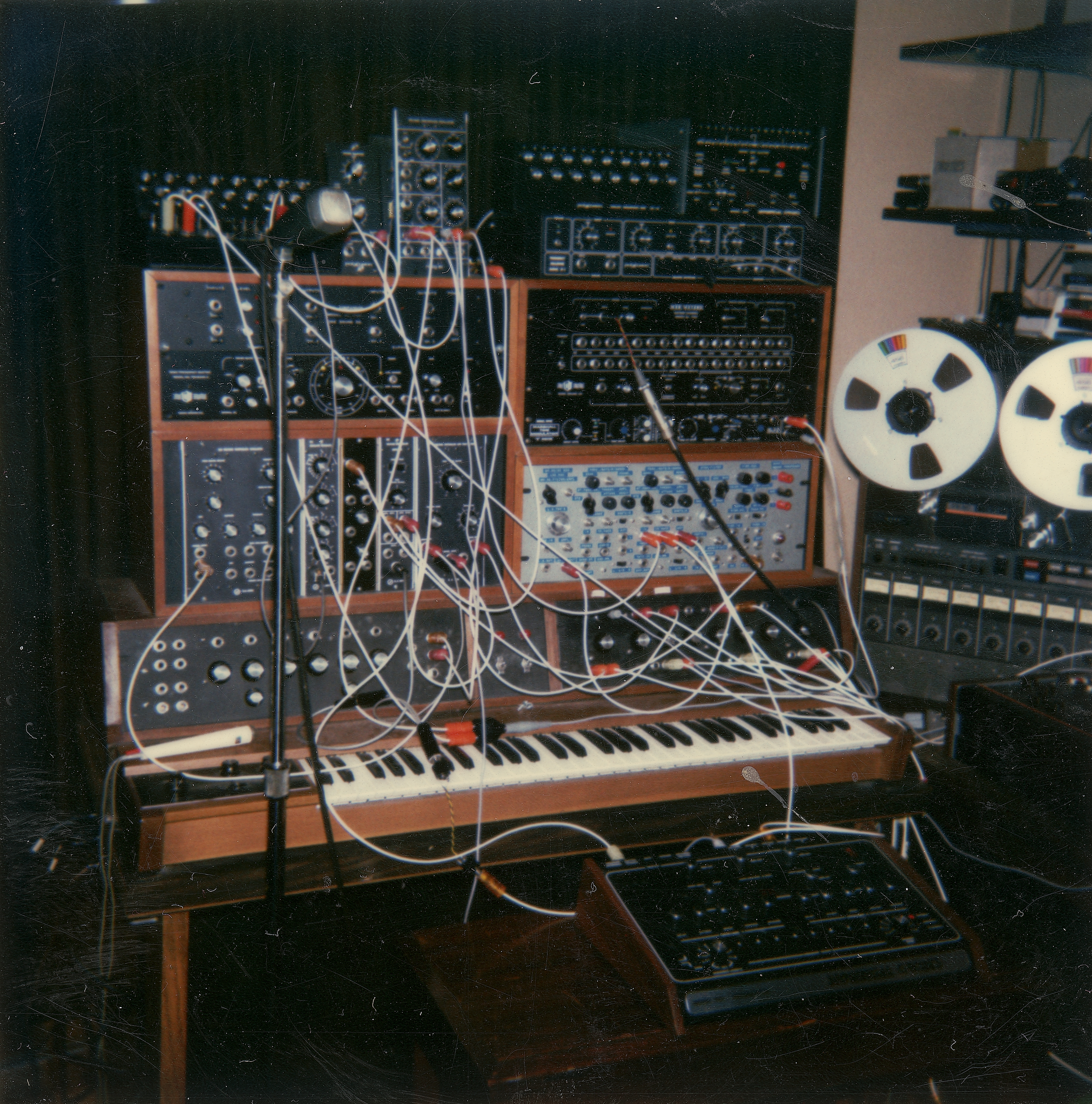 Zu sehen ist ein Ausschnitt eines analogen Musikstudios mit vielen Kabelverbindungen.