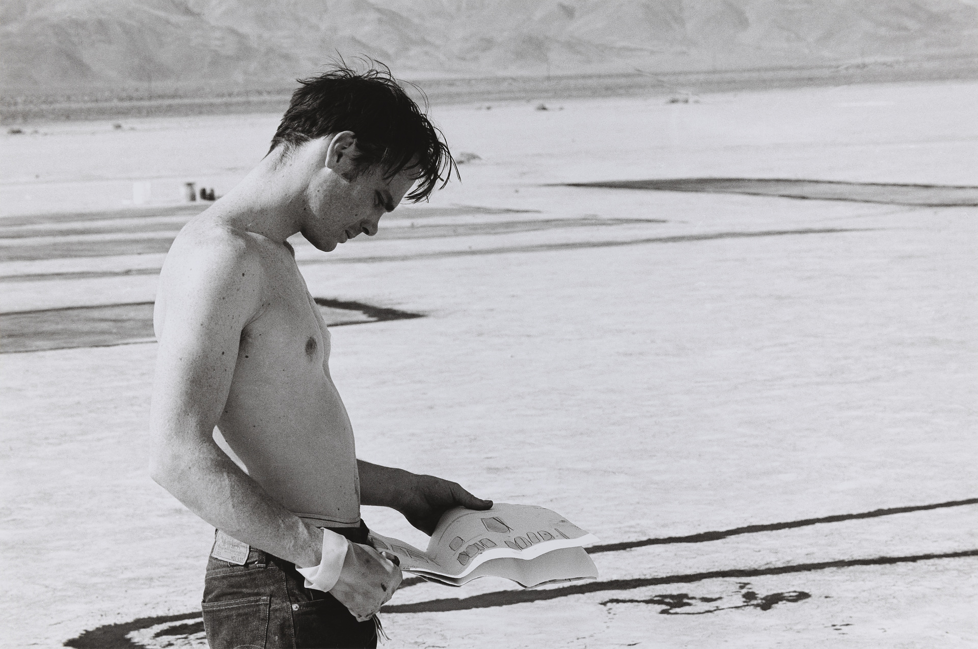 Michael Heizer während der Dreharbeiten zu ›Coyote‹, Coyote Dry Lake, Kalifornien, USA, März 1969