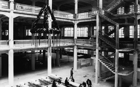 S / W photograph of the celebrations for topping the hall. Visitors sit on beer benches. Above them, the topping-out wreath.