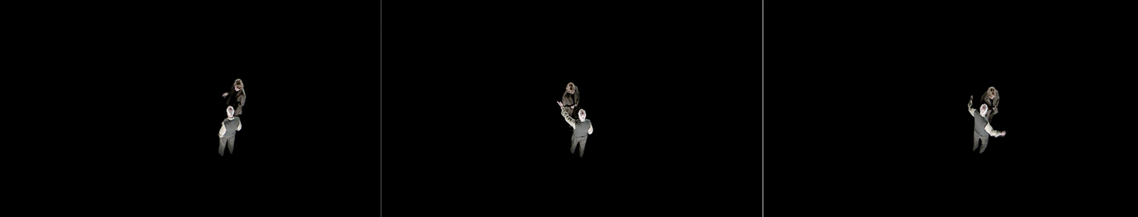 Schwarzer Hintergrund: Blick von oben auf einen Mann und eine Frau im Gespräch