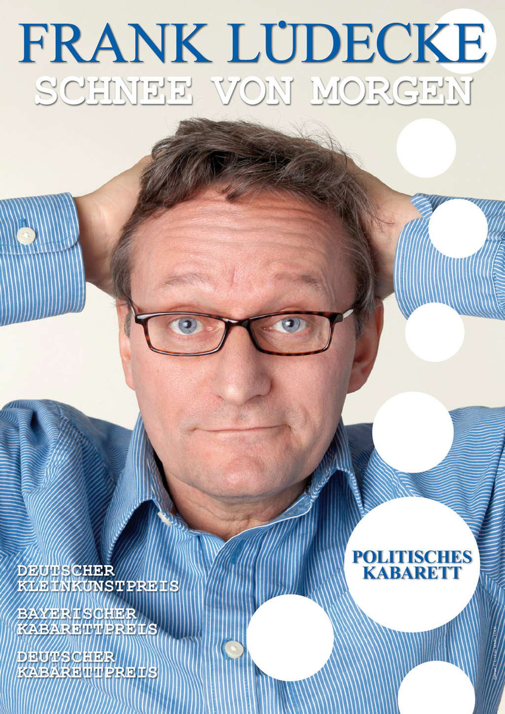 Ein Mann mit Brille schaut in die Kamera. Seine Arme sind hinter dem Kopf verschränkt.