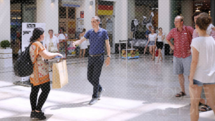 Menschen in Einkaufszentrum