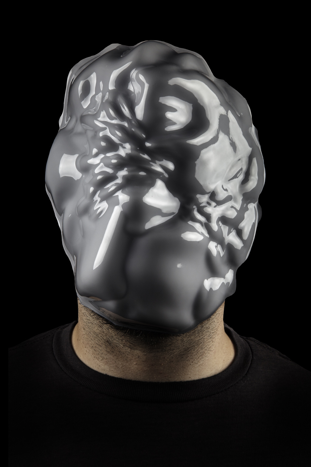 Ein Mann der eine Maske trägt