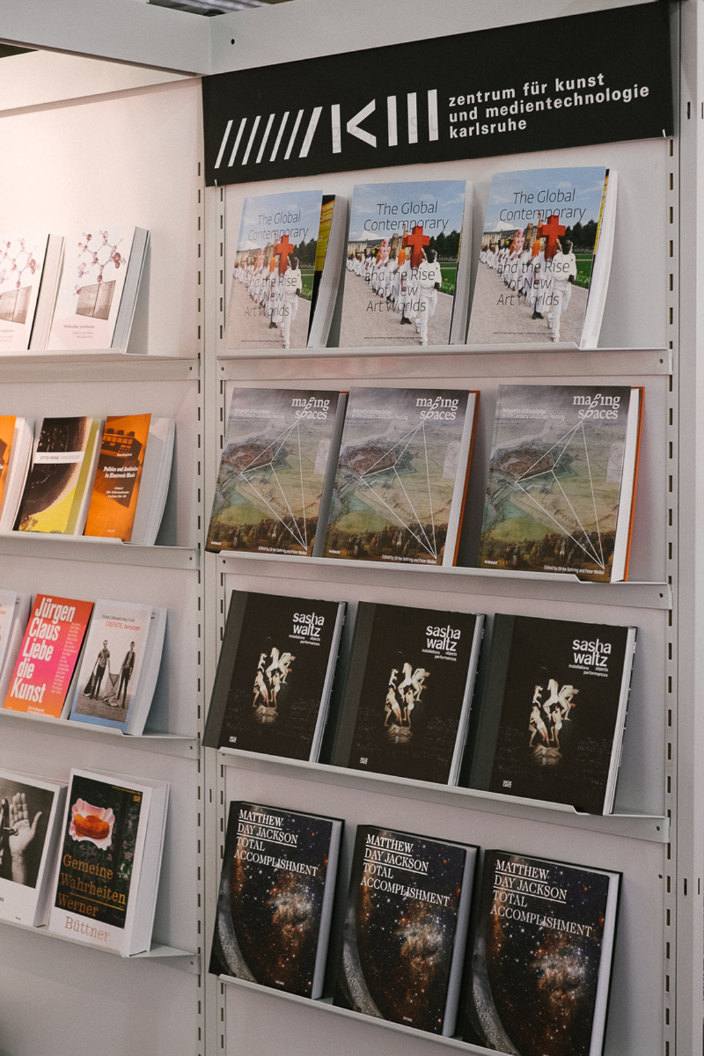 Eine Wand mit verschiedenen Publikationen
