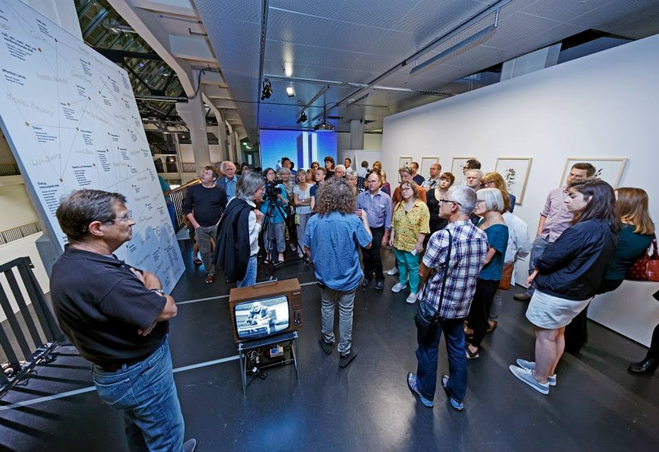 Menschen im Ausstellungsraum
