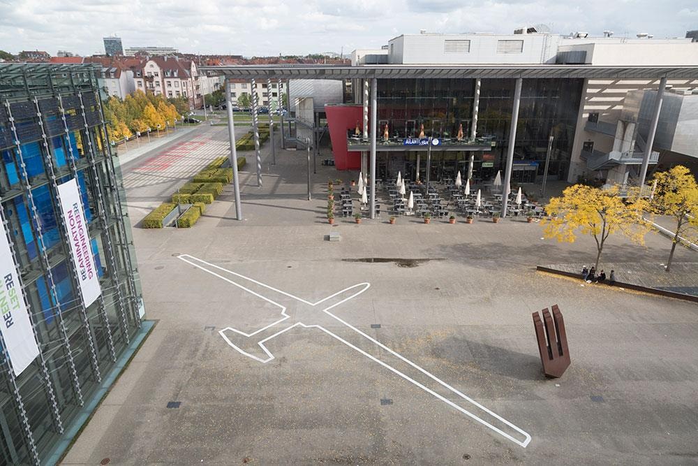 Umriss einer Drohne auf dem Boden