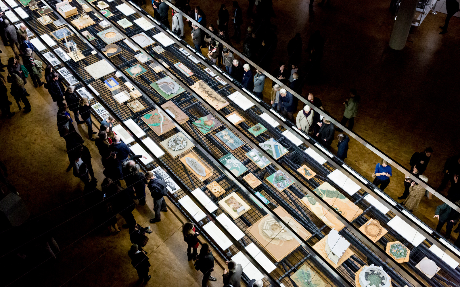 Besucher in der Ausstellung »Frei Otto. Denken in Modellen«