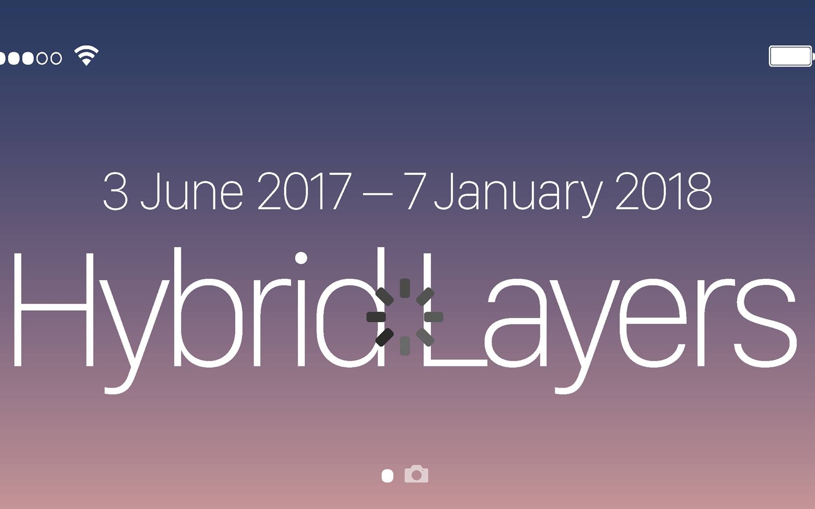 Weißer Schriftzug »Hybrid Layers« auf einem Farbverlauf von Dunkelblau zu Rosa