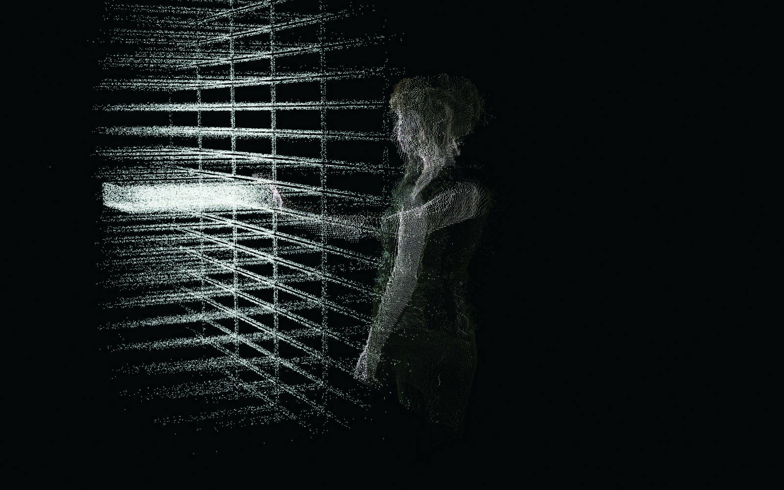 Eine Silhouette einer Frau aus Codes steht vor einem Raster aus Codes. 