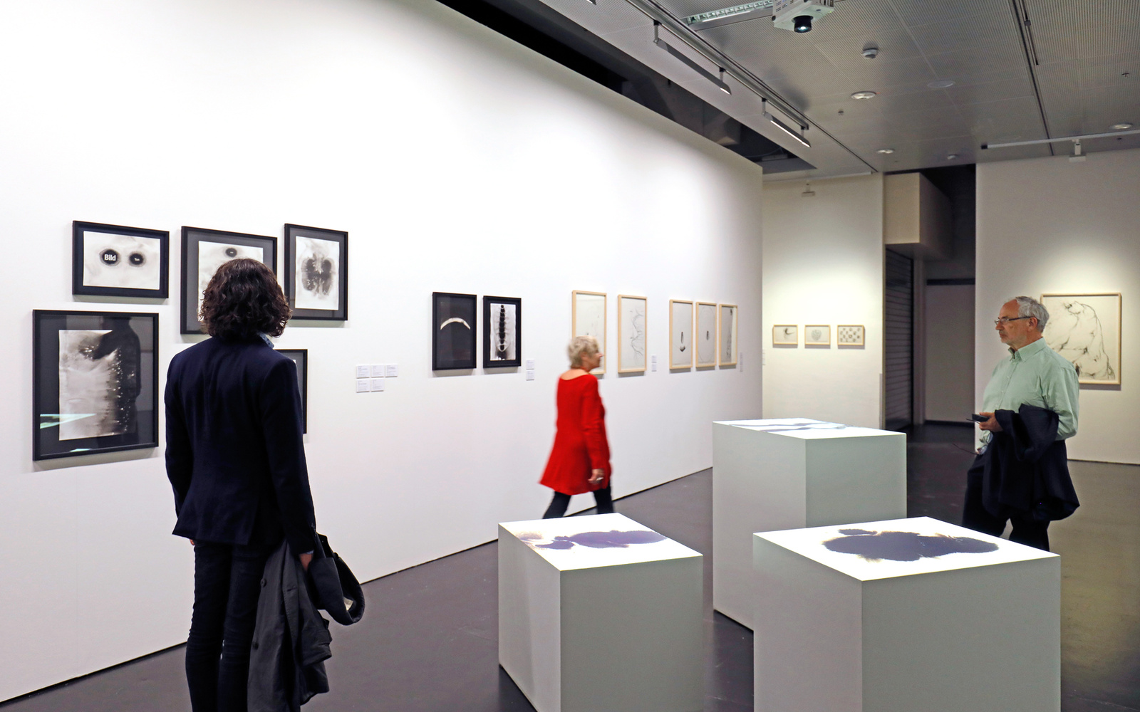 Besucher am Eröffnungsabend der Ausstellungsserie »Poetische Expansionen«