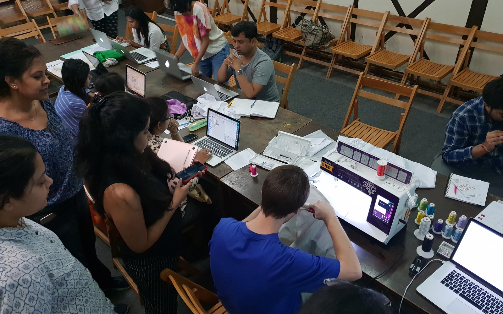 Teilnehmer des »Digital Embroidery« Workshops im Dr. Bhau Daji Lad Museum in Mumbai