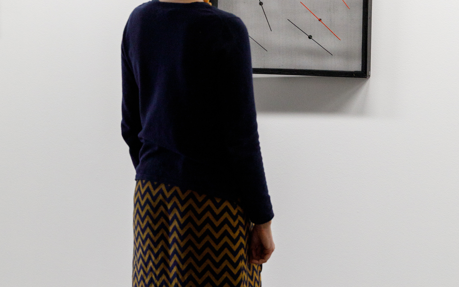 Besucherin vor einem Werk der Ausstellung »Writing the History of the Future«