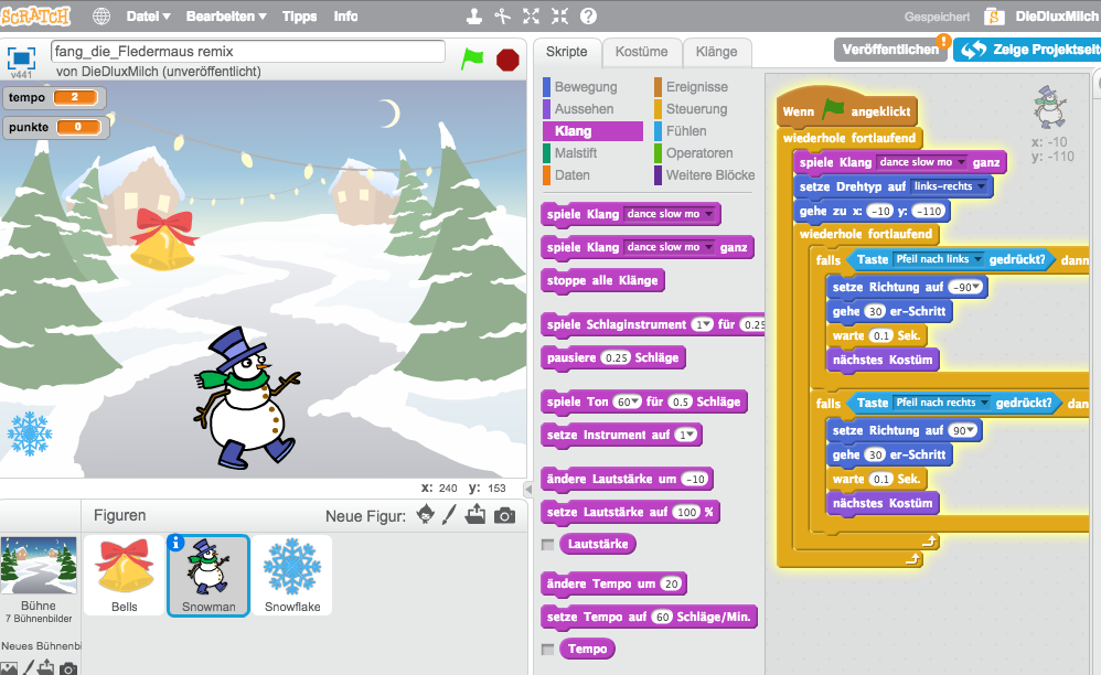 Benutzeroberfläche der Software »Sratch« mit der Computerspiele erstellt werden können. Wir sehen einen kleinen Schneemann, der die Straße entlang geht. Rechts neben dem Bild sind Befehle aufgelistet, die die Spielfigur programmieren.