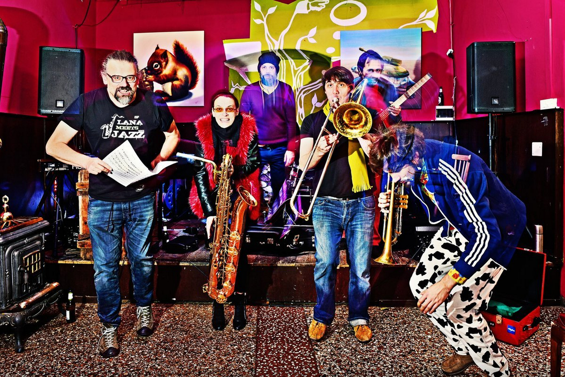 Das Foto zeigt die Band Plankton bunt und springend