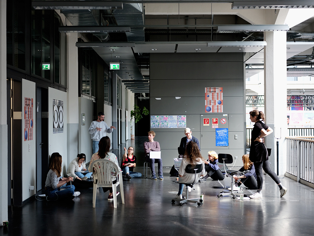 Critical Zones Forschungsseminar an der Staatlichen Hochschule für Gestaltung Karlsruhe (HfG) 