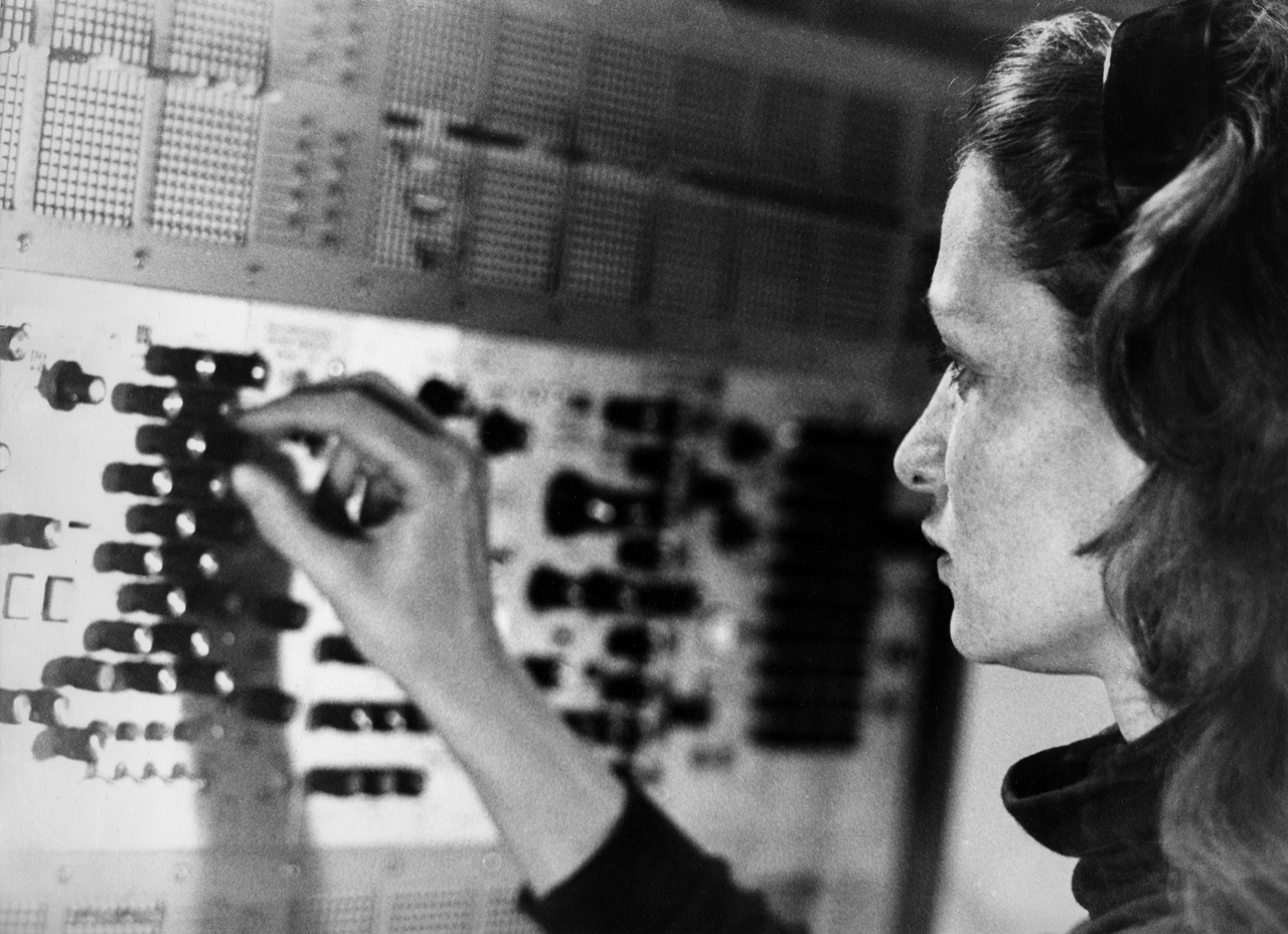 Hauptpreisträgerin Éliane Radigue bei der Komposition