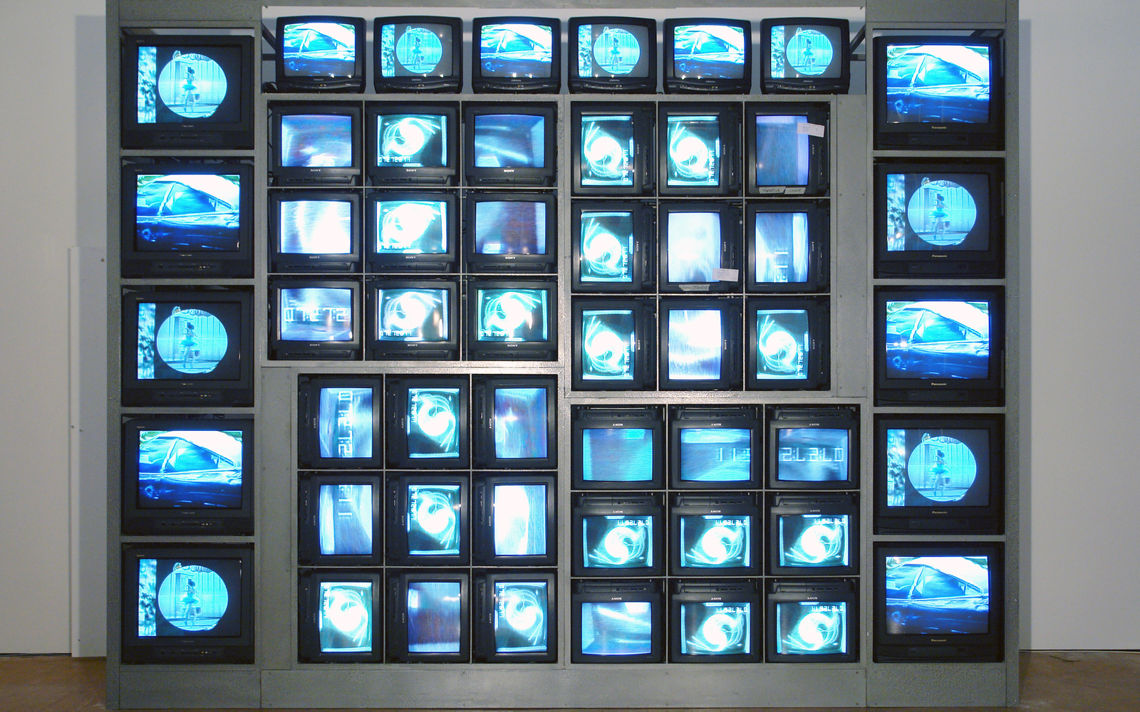 Installationsansicht "Nam June Paik: Internet Dream"