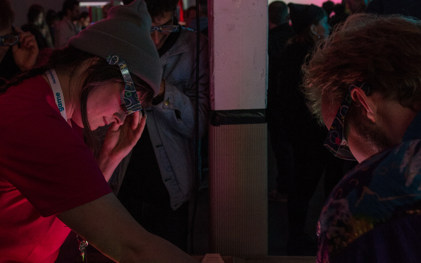 A young woman with refraction glasses plays the artwork »Wobble Garden«