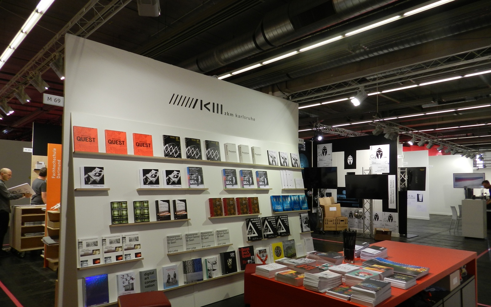 Bücher aufgereiht an einer weißen Wand