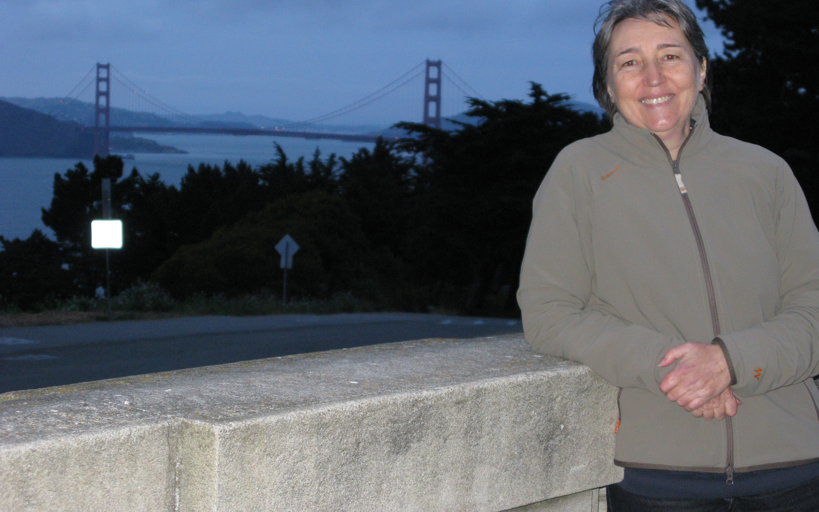 Die Komponistin und Musikwissenschaftlerin Evelyne Gayou vor der Golden Gate Bridge