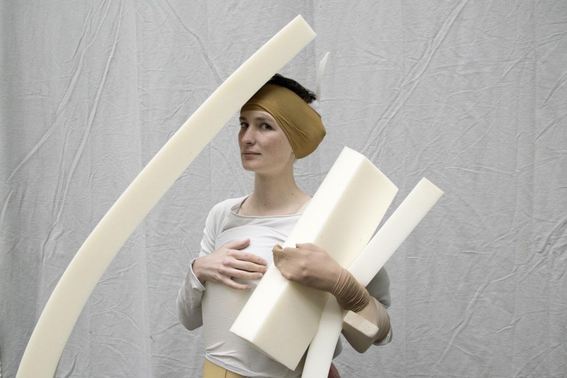 Zu sehen ist ein Portrait der Performancekünstlerin Mira Hirtz