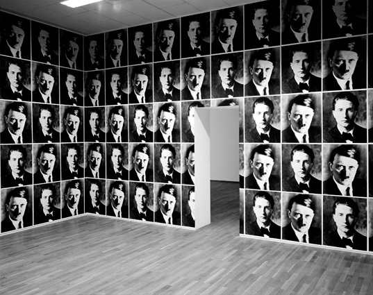 Porträts auf Wand