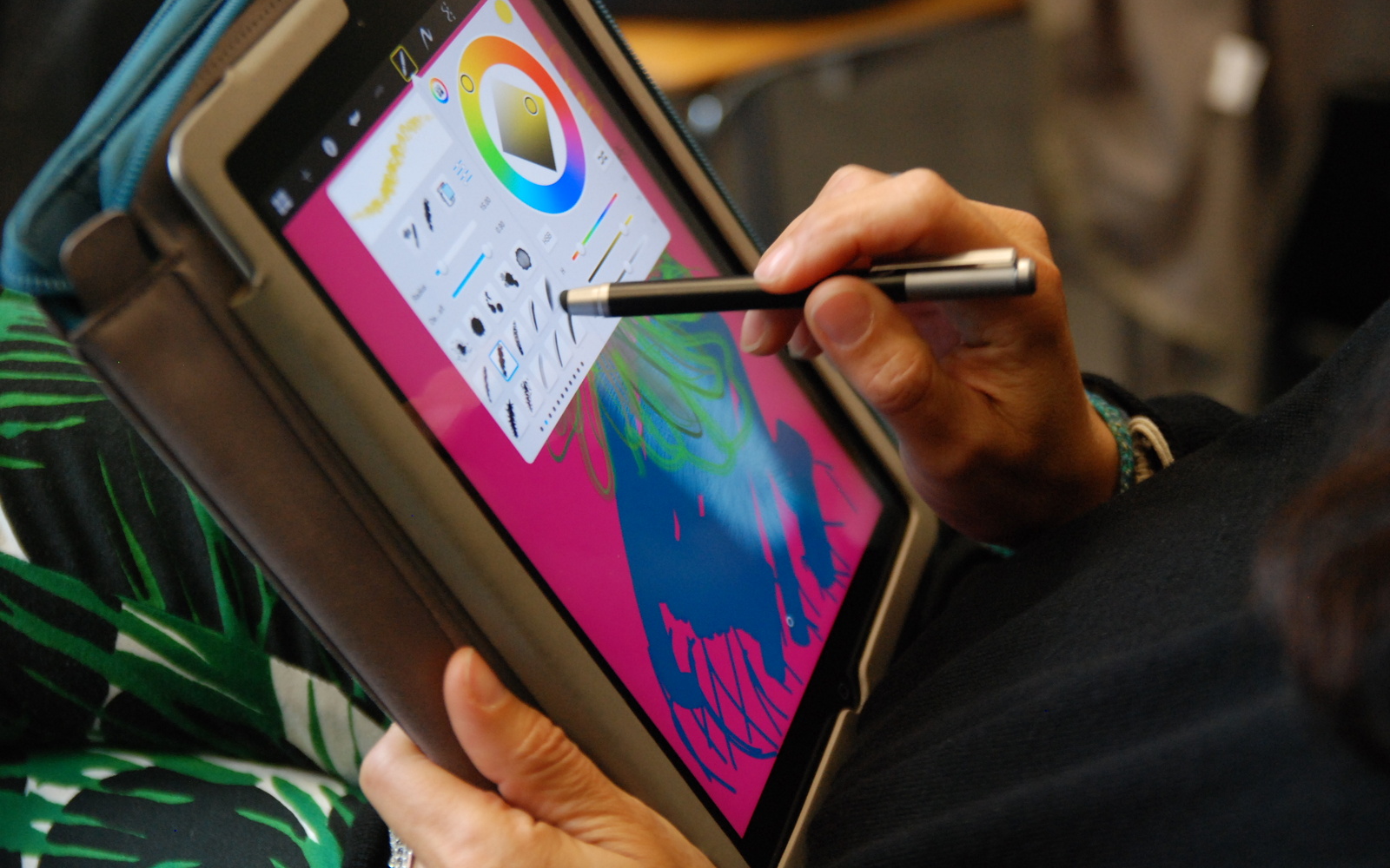 Jemand zeichnet mit einem Stylus, einem speziellen Stift für Displays, auf einem iPad.