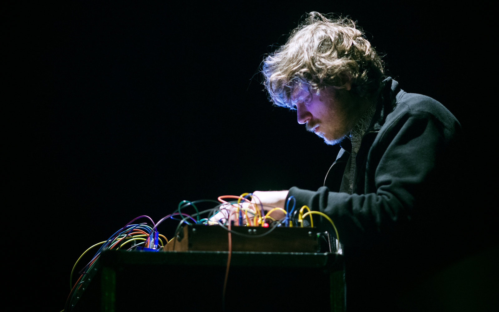 John Chantler an einem Synthesizer 
