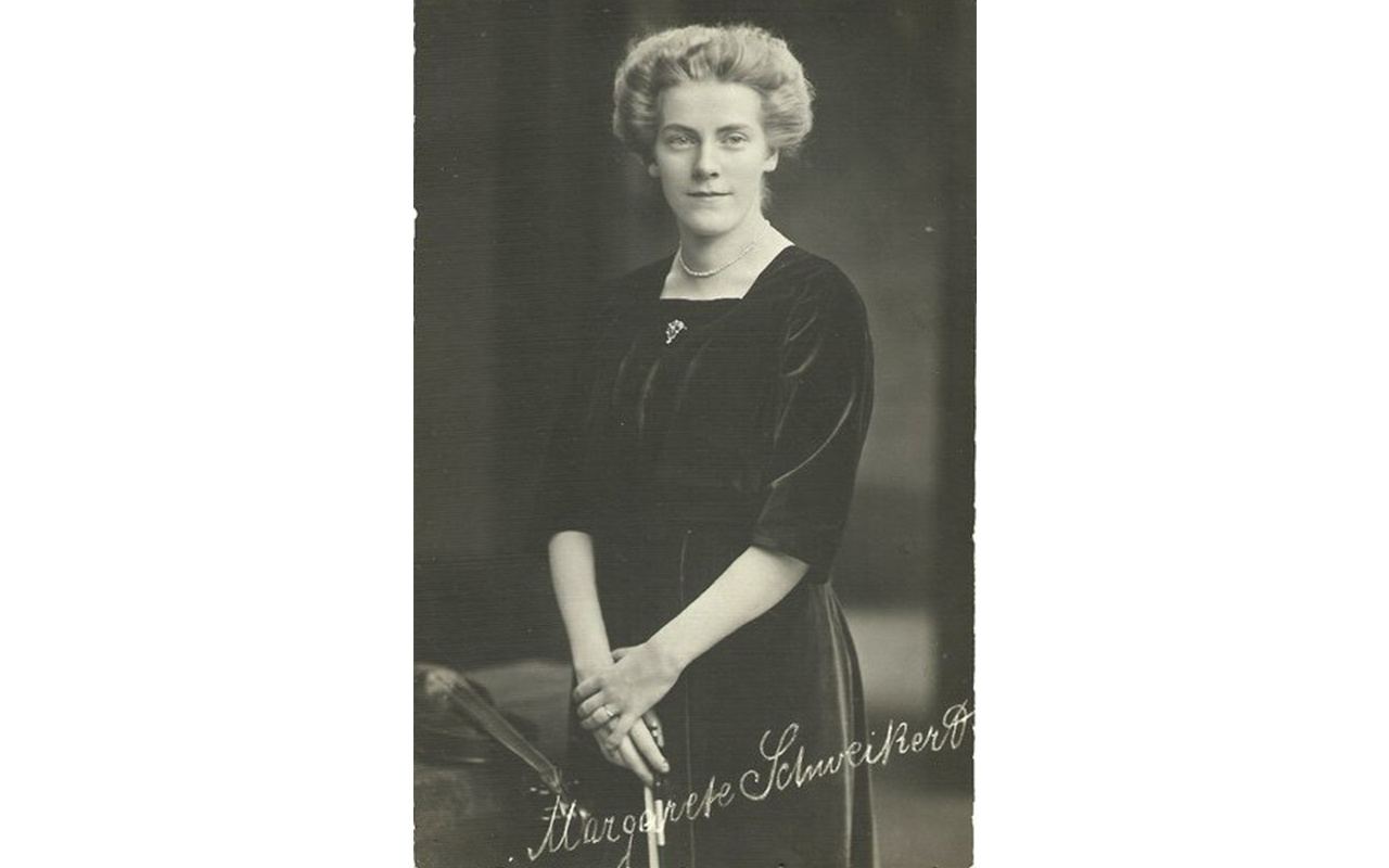 Autogrammpostkarte der Geigerin und Komponistin Margarete Schweikert (1887–1957), 1909