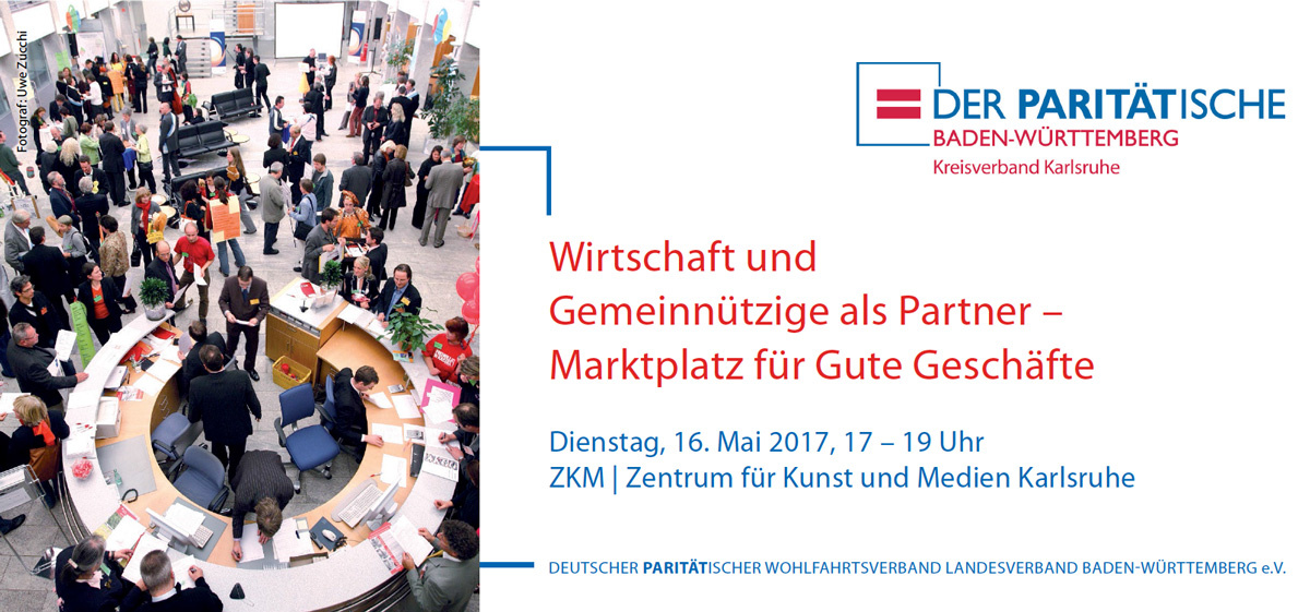 Eine Menschenmenge steht versammelt in einem größeren Raum
