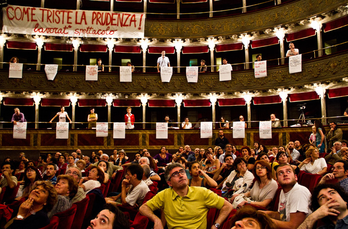 Audience is sitting in the Teatro Valle and looks upwards