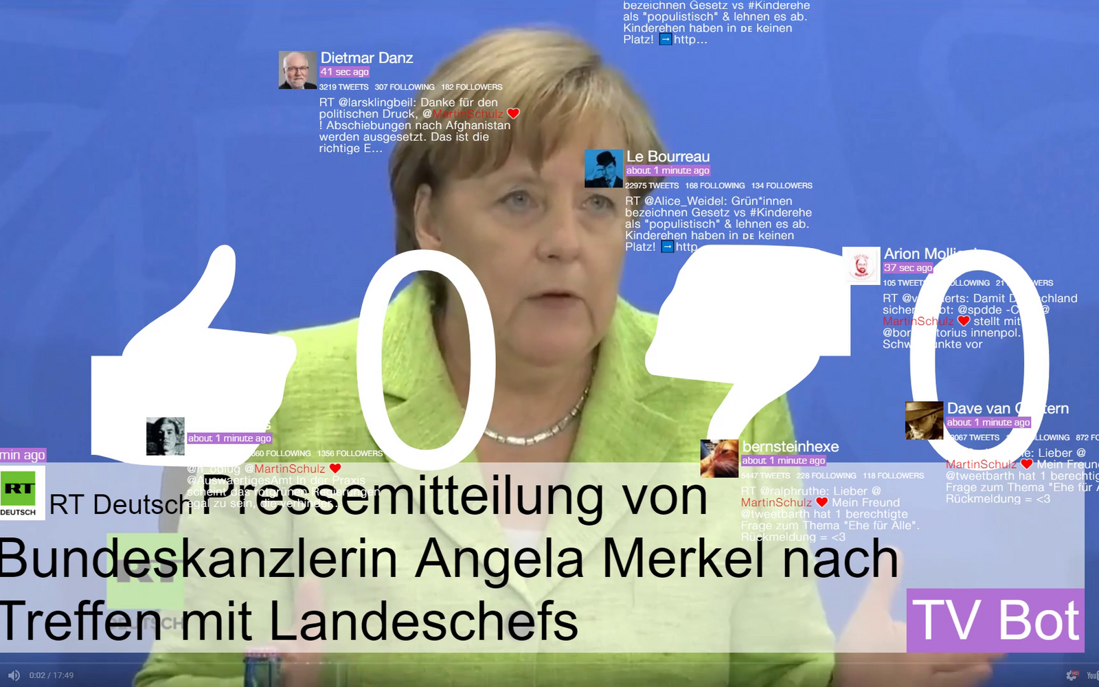 Ein Screenshot von Russia Today, welcher eine Preserkonferenz der Bundeskanzlerin Angela Merkel zeigt. Darüber sind verschiedene Meldungen und Symbole aus Sozialen Netzwerken gelegt.
