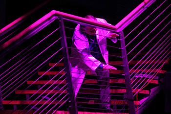Peter Weibel spielt auf den Drahtseilen der ZKM-Treppe.