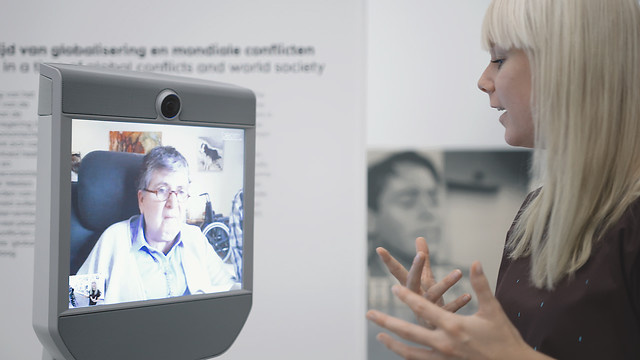 Das Bild zeigt einen Führungsroboter im VanAbbe Museum und eine Museumsführerin. 